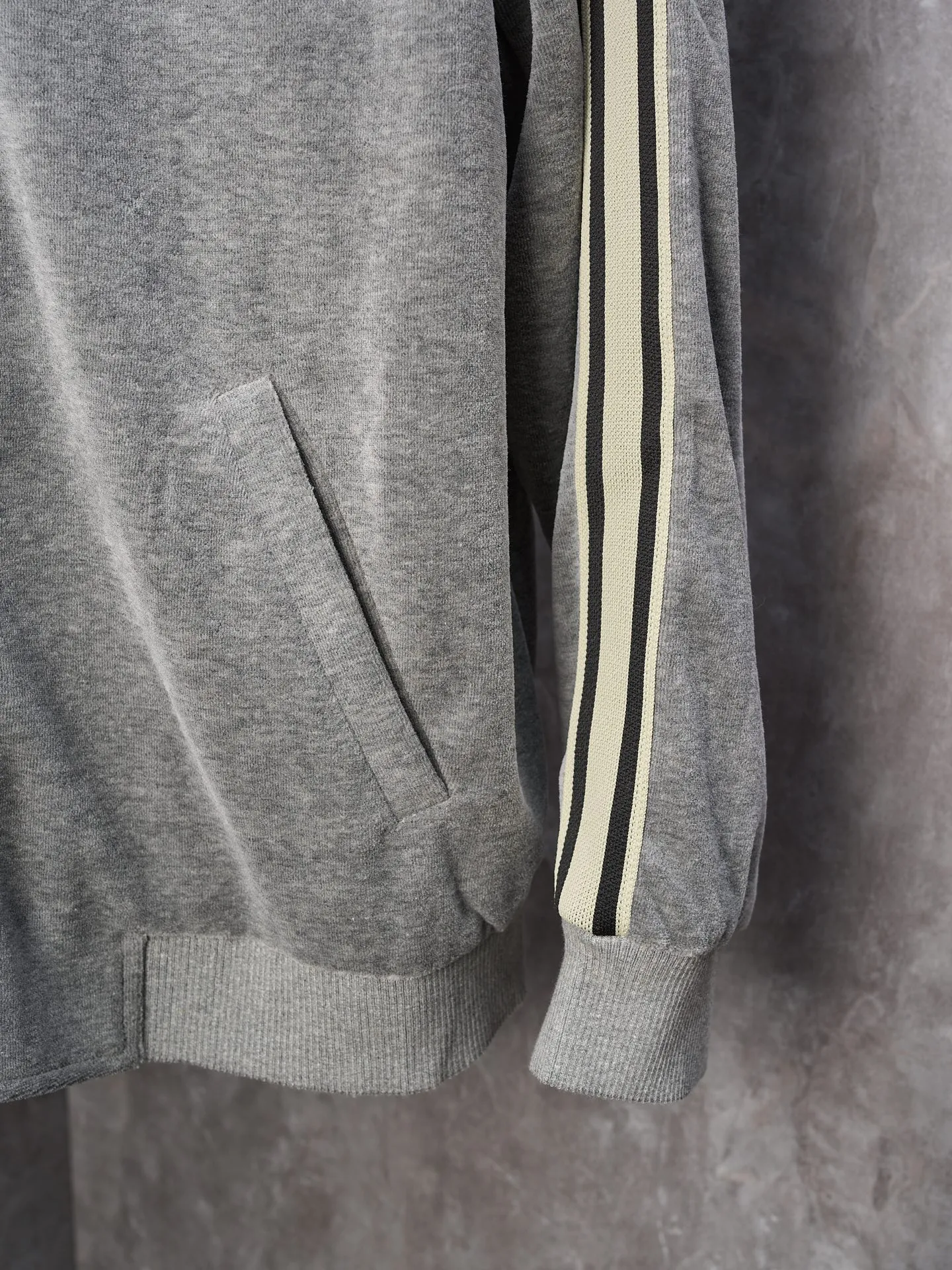 [Real auction] Celine/Celine gray fog velvet Arc de Triomphe embroidered suit zipper jacket [In Stock] S M L XL custom-made Yunrou twin velvet fog cotton sateen. Delicate and smooth, close to the skin like a cloud. The main tone is high-end gray. It is low-key and full of connotation. The iconic CELINE Arc de Triomphe embroidery wakes up on the gray fog velvet. It is fully recognizable. The contrasting ribbons are like shooting stars across the shoulders and arms. The metal zipper glows with cold light. The visual impact between movement and movement. The stand-up collar is cut with neat lines, both strong and soft. When taken apart, it is a style item. When worn together, it is an aura shirt. The suit is worry-free to wear. Use imported machine embroidery technology. Use advanced computer control system and precise mechanical components to realize the Arc de Triomphe embroidery operation. High precision. The lines are smooth and delicate. The fabrics have been washed and have a better hand feel. Not easy to deform, not easy to shrink, not easy to fade. Maintain long-term beauty and fit.